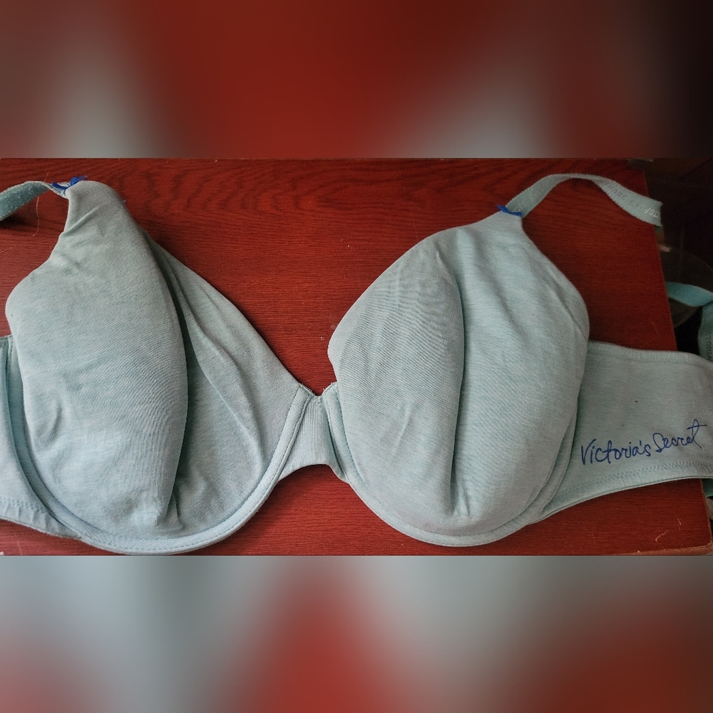 Victoia's secret lined full coverage bra 40D cotton. light green.